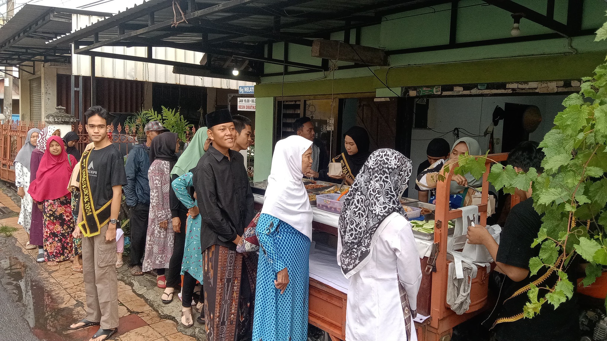 Karang Taruna Kelurahan Kricak berbagi makanan secara cuma cuma di setiap  bulan Ramadhan